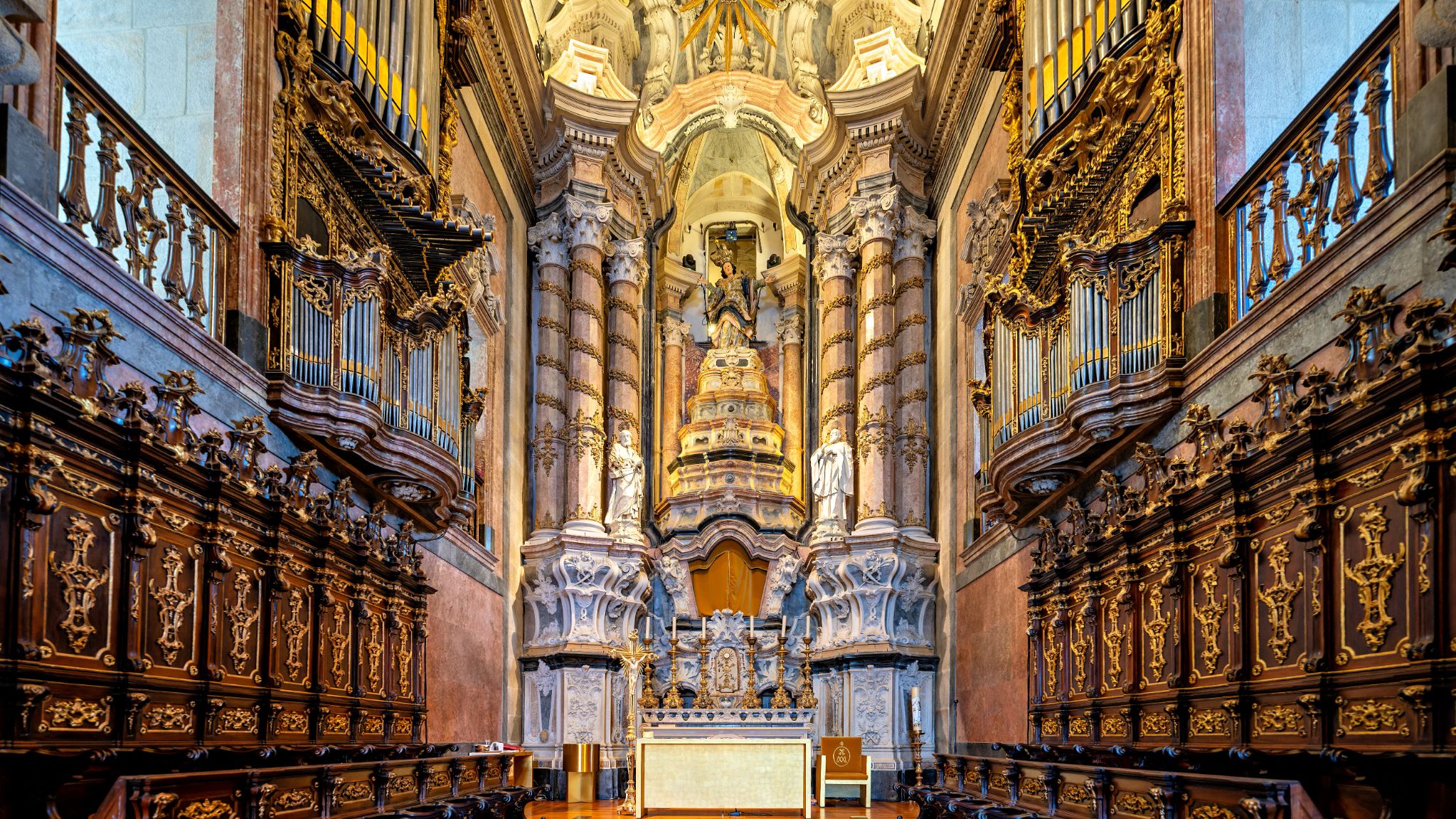 Schöne alte Kirch Igreja dos Clérigos; von der Spitze des Clérigos-Turms hat man einen tollen 360º-Blick auf die Stadt